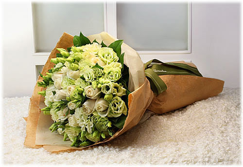 De elegante Bloemenbloemen/de Giften die Bladen, het kringloopdocument van Eco verpakken omfloersen voor Bloemverpakking